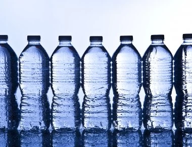 Όλες οι αλήθειες που δεν μάθατε ποτέ για τα μπουκάλια από τα οποία πίνουμε νερό